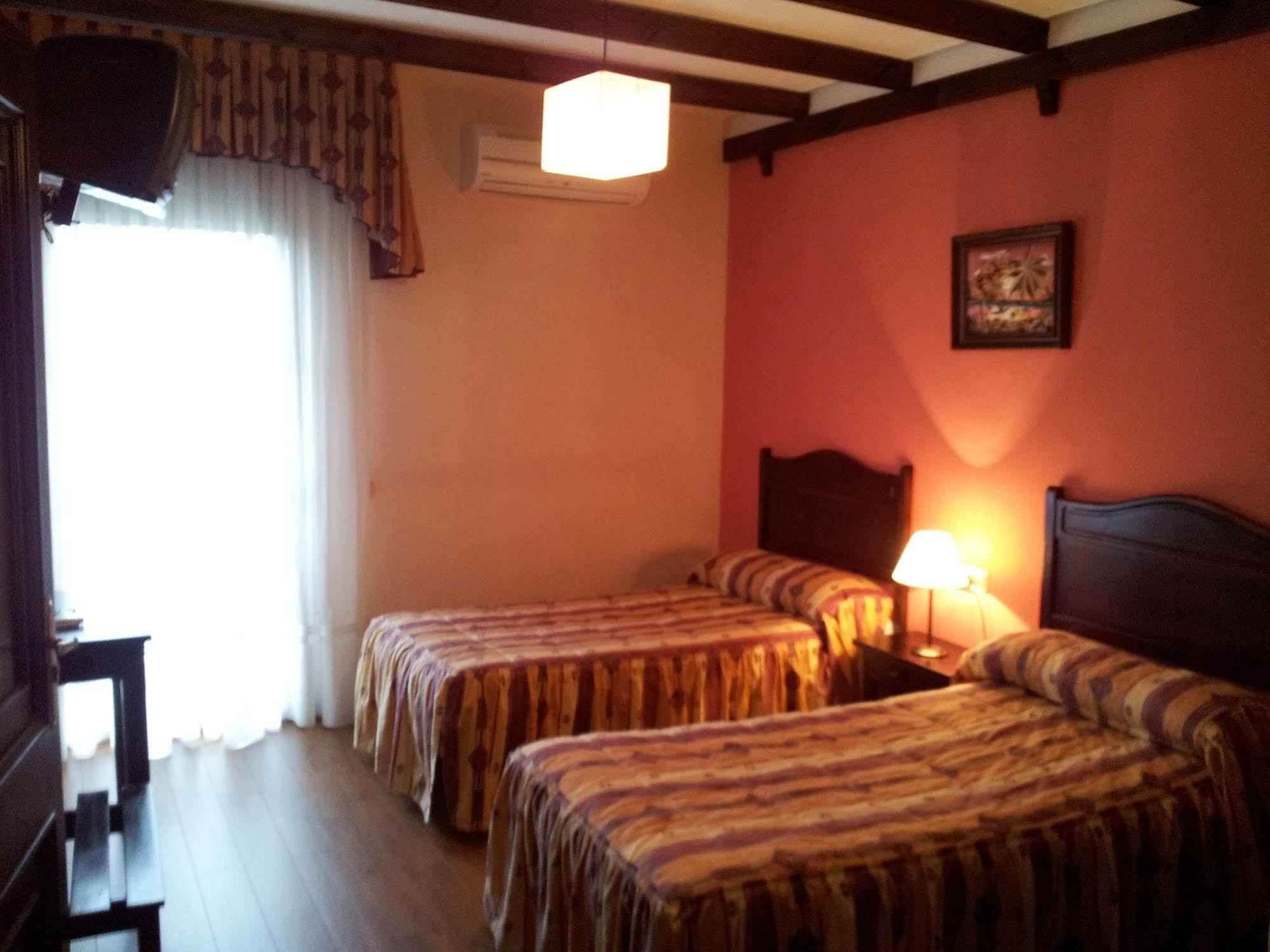 Apartamentos El Mirador Del Soto Sotoserrano Luaran gambar